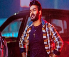 Nenu Meeku Baaga Kavalsinavaadini