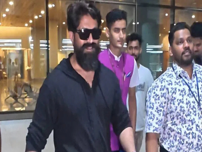 Yash takes out extra time time to pose for selfies with fans before leaving Mumbai airport Yash takes out extra time time to pose for selfies with fans before leaving Mumbai airport