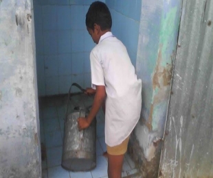 Headmaster suspended for ‘forcing’ kids to clean toilets