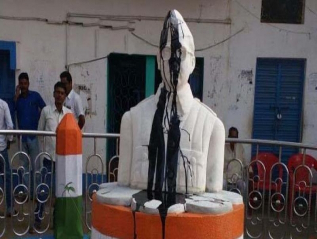 WB: Miscreants damage, smear coal tar on Netaji statue