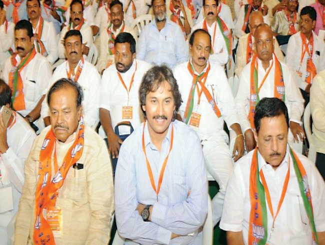 BJP rewards Cong defectors Kumar Bangarappa, Narendra Babu