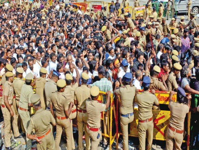 Chennai cops slug it out to maintain peace in Chennai