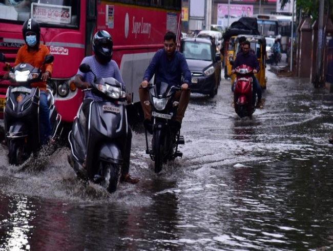 Heavy rains inundate several areas of Hyderabad, lakes overflow