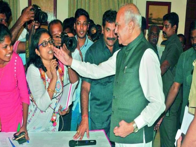 TN Governor pats woman journalist on cheek, without consent, sparks uproar