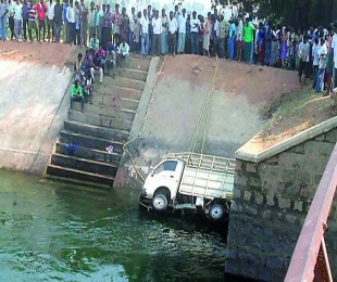 3 killed as van plunges into canal