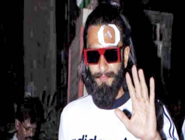 Ranveer Singh marches on inspite of head injury