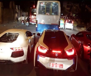 Watch: BMTC bus in Bangalore blocks BMW, Ferrari and Lamborghini