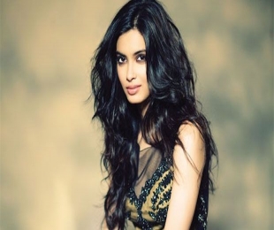 Diana Penty signs her second film after 'Cocktail'