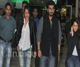 Arjun and Sonakshi leave airport together after 'Tevar' promotion in Noida