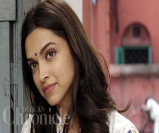 First Look: Deepika Padukone strips out of her 'glamorous' avatar for 'Piku'