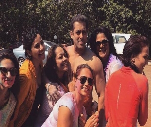 Salman Khan gets cute and colourful for Holi party with family