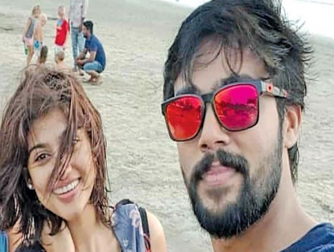 Oviya and Aarav’s beach pic goes viral