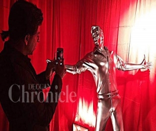 Shah Rukh Khan becomes first star to be immortalised by 3D printed statue