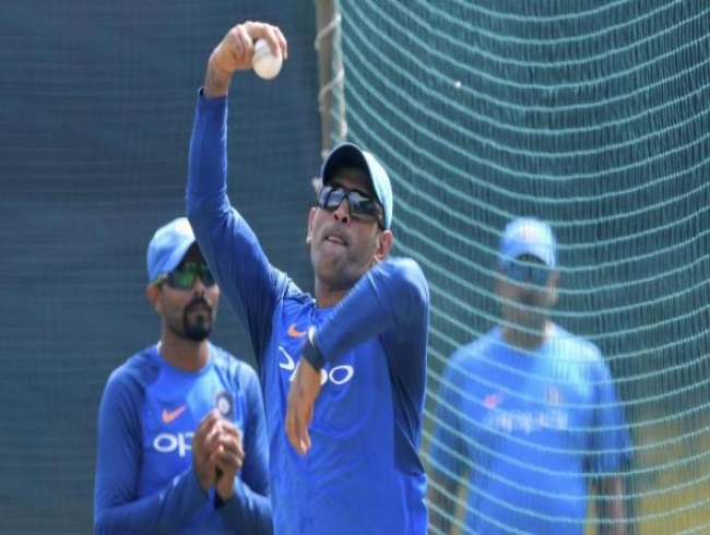 Watch: MS Dhoni bowls leg spin before South Africa vs India 5th ODI at Port Elizabeth