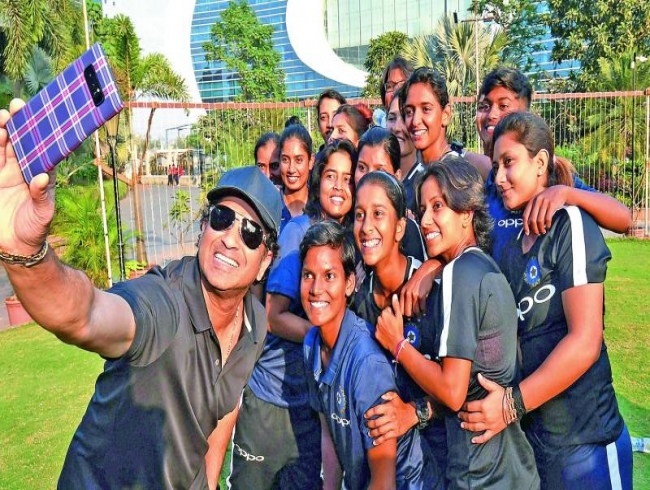 Sachin Tendulkar peps up women cricketers