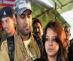 Sakshi Dhoni takes to Twitter, clarifies about MS Dhoni and the baby video