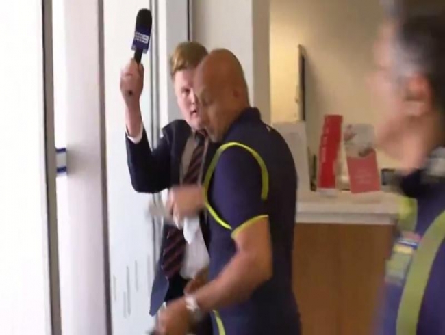 Video: South African cricket team official clashes with Aussie reporter