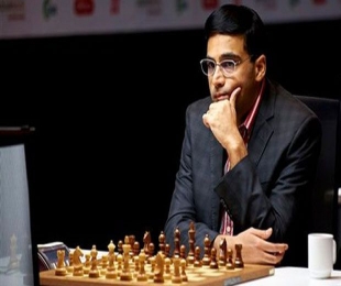 Viswanathan Anand holds Fabiano Caurana in Grenke Chess Classic