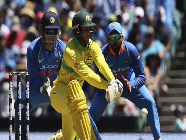 LIVE| Aus vs Ind 1st ODI: Kuldeep sees off Marsh for 54 runs